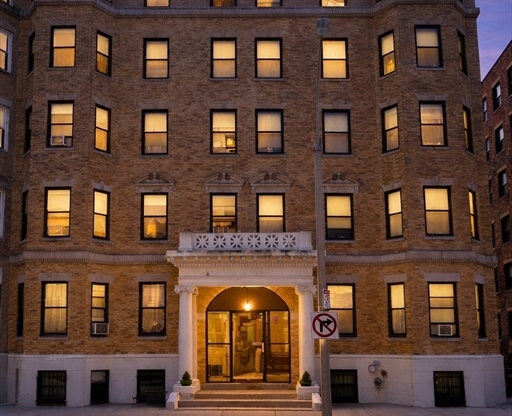 2 beds, 1 bath, $2,521, Unit 21