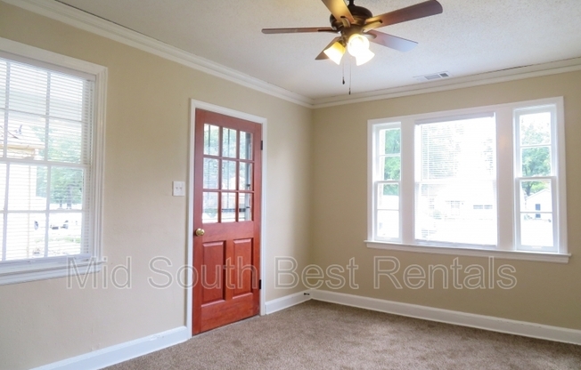 3 beds, 1 bath, 1,043 sqft, $935