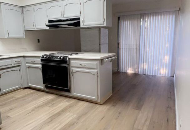 2 beds, 1 bath, $1,450, Unit 267 W Alexander Ave