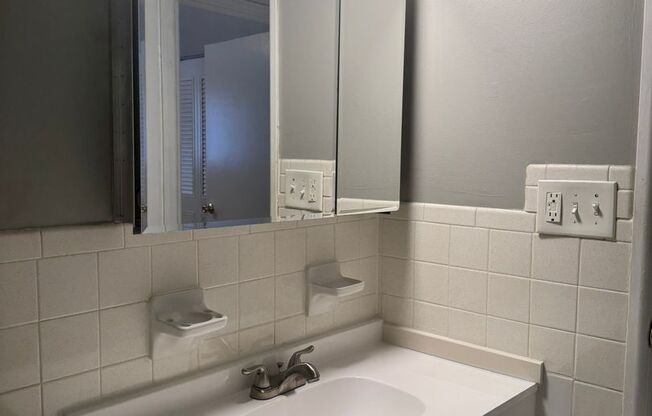 1 bed, 1 bath, 675 sqft, $925, Unit 2124CHE-303