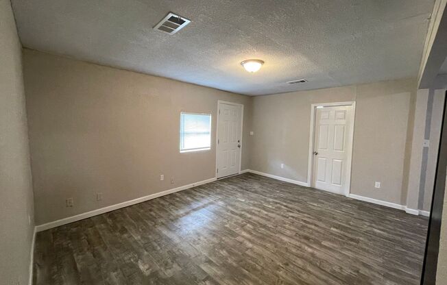 4 beds, 1 bath, 1,053 sqft, $1,025