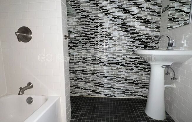 2145 N. Lakewood Avenue Unit 3NR