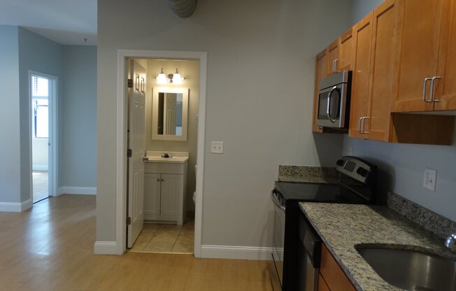 Studio, 1 bath, 975 sqft, $1,695, Unit 147