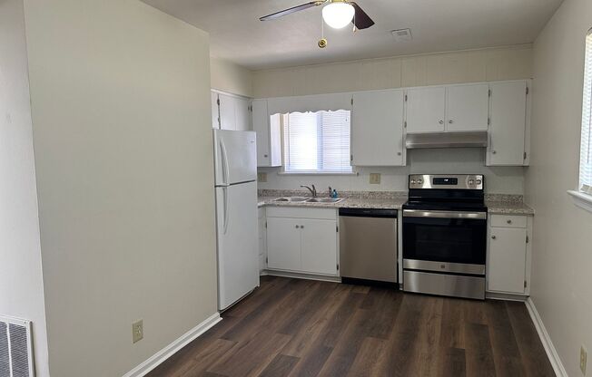 2 beds, 1 bath, 988 sqft, $1,300, Unit 831 Kerns