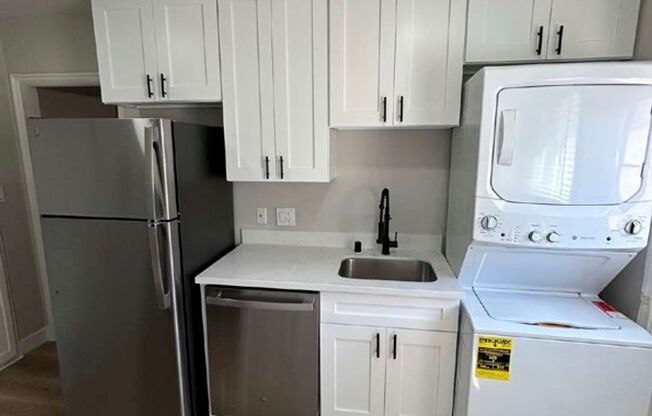 2 beds, 1 bath, $2,295, Unit 4069