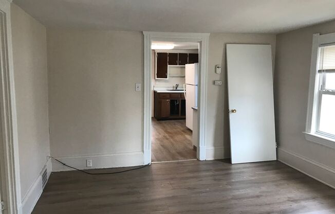 2 beds, 1 bath, 900 sqft, $750, Unit Up