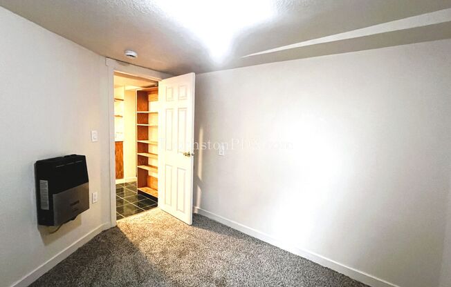 3 beds, 1 bath, $2,195, Unit # #B