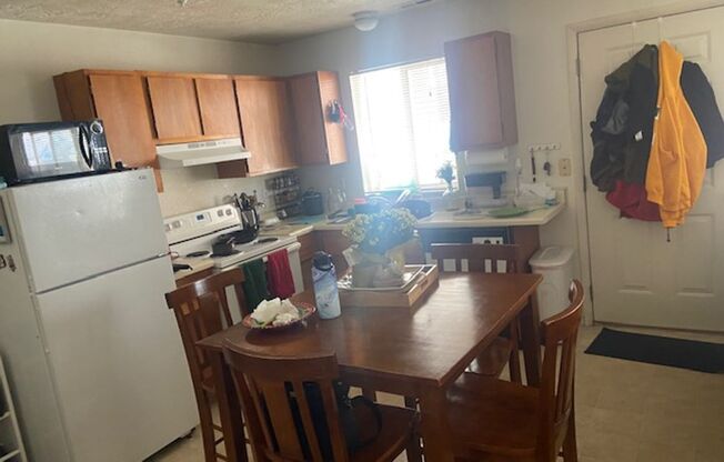 2 beds, 1 bath, 950 sqft, $1,075, Unit Unit 5