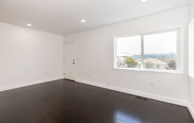 Remodeled 1-bed duplex, parking & huge backyard!