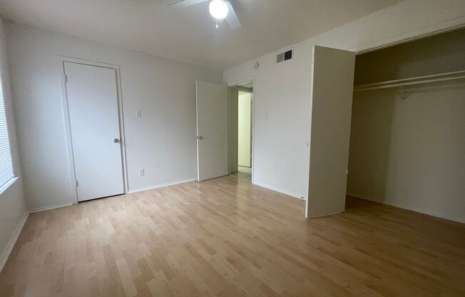 1 bed, 1 bath, 700 sqft, $995, Unit LAW11-121