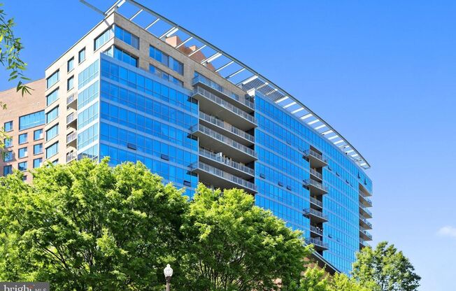 Professionally Managed // 1bedroom 1bathroom// Court House// Parking Included!