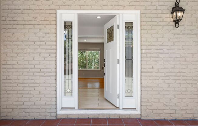 Spacious Menlo Park Retreat with 6 Bedrooms on Rare Oversized Lot!