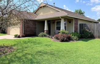 Perfect Home In The Heart of Bixby!