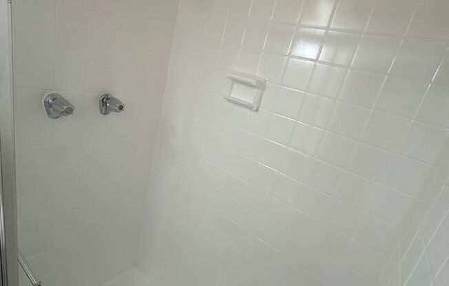 3 beds, 2 baths, 1,300 sqft, $2,100, Unit 3335 #202