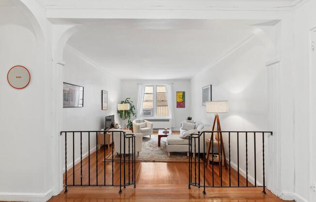 305 W 52 ST
