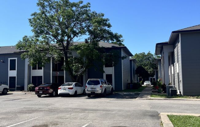 2 beds, 1 bath, 826 sqft, $1,570, Unit 2072