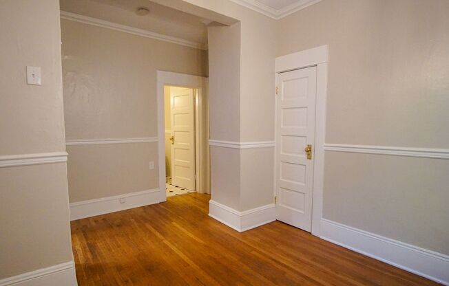 Adorable Studio w/Hardwoods, Built-ins & Walk-in Closet!