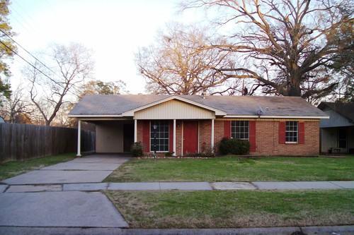 3 beds, 1.5 baths, $900