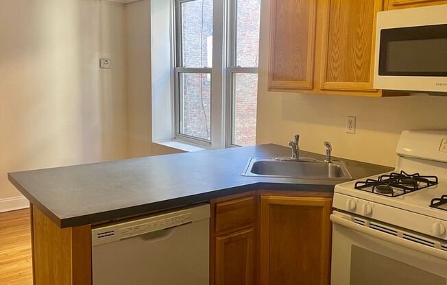 3 beds, 1 bath, 1,400 sqft, $1,595, Unit 207-A7