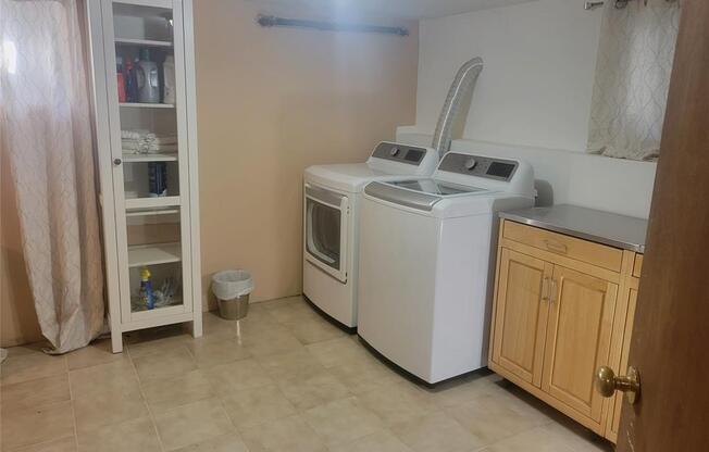 3 beds, 1 bath, 933 sqft, $3,990, Unit 1