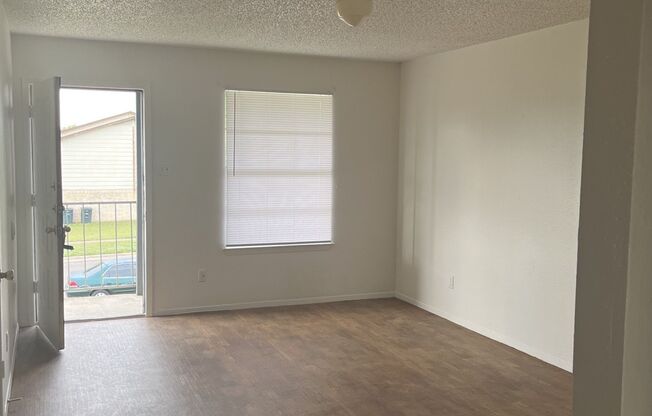 2 beds, 1 bath, 840 sqft, $850, Unit D