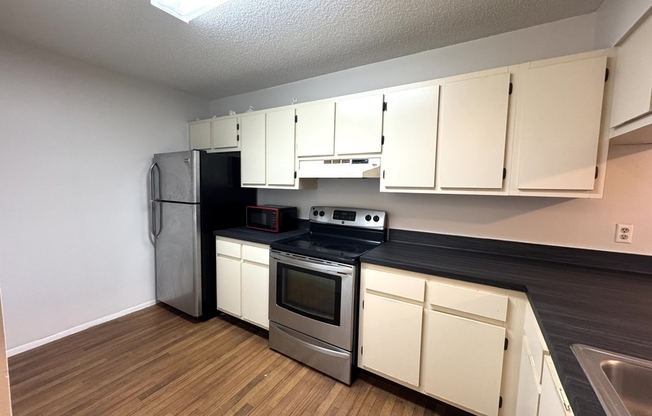 652 KENWICK CIR