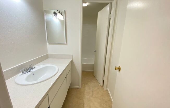 2 Bed 1.Bath Townhouse -Parking Included