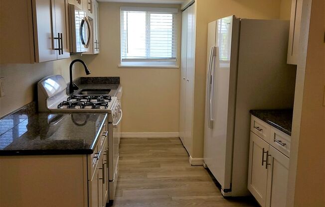 2 beds, 1 bath, 1,012 sqft, $1,325, Unit 1050 #14 - Double Eagle Apartments