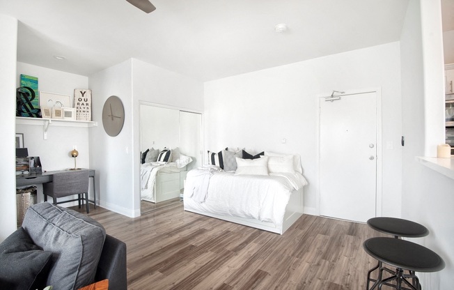 Welcome to 250 S. Kenmore Ave