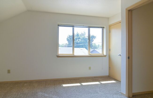 3 beds, 2 baths, $2,200, Unit 10