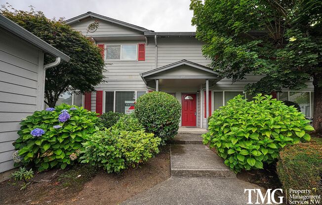 2 BD Washougal Townhome with Private Backyard