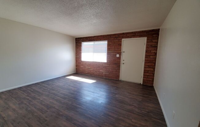 1000-1002 S. Dorsey Lane