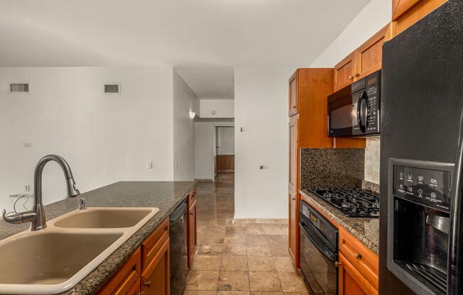 2 beds, 2 baths, $2,100, Unit # 523