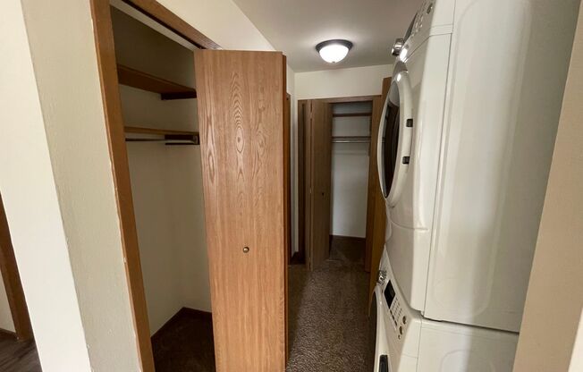 3 beds, 1 bath, 1,040 sqft, $1,695, Unit 3164-306