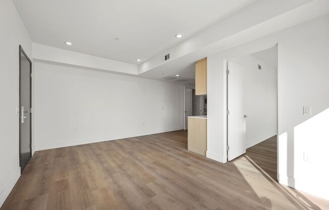 3 beds, 3 baths, 938 sqft, $3,651.43, Unit 504