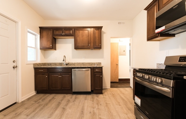 2 beds, 1 bath, $2,400, Unit 2