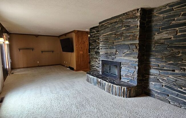 3 BED (2 BONUS ROOMS) | 2 BATH | SINGLE GARAGE | DOG NEGOTIABLE