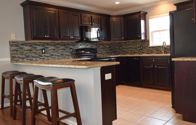 Shelby Township, 2-bedroom, 2-bath, FURNISHED, custom designed apartment with pool, clubhouse & fitness center