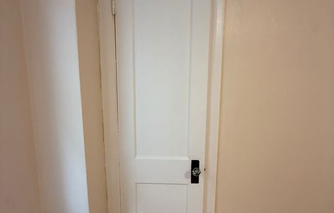 Studio, 1 bath, 323 sqft, $1,175, Unit Old King Edward 531