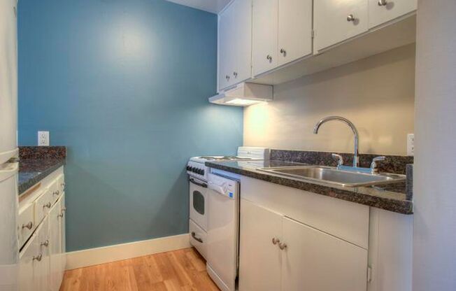 Top Floor 1bed/1bath Apartment Near Mt. Baker Light Rail!