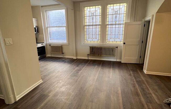 23-25 E King St