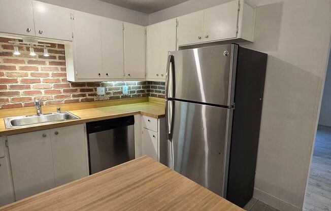 Beautiful Ground Floor Unit-  1BD/1.5BA