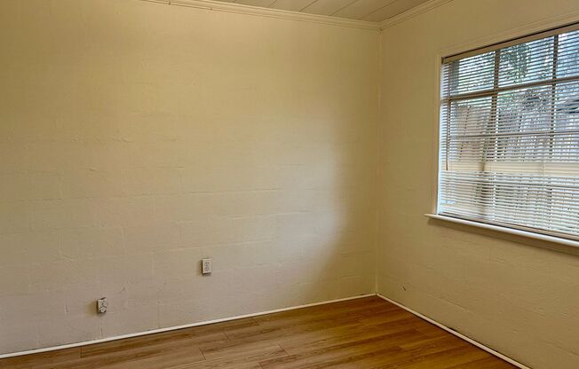 2 beds, 1 bath, 850 sqft, $950, Unit 14