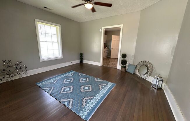 3 Bed/ 1 Bath and move-in ready! www.PMCoreUSA.com submit guest card for showings!
