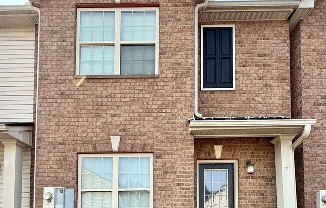Great Oakwood Location- 3 bedroom, 2.5 bath townhome