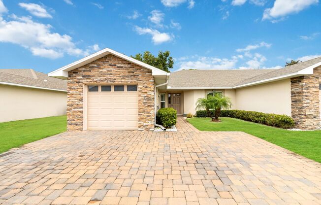 Beautiful 2/2 Single Story Townhouse W/ 1 Car Garage in St. Cloud