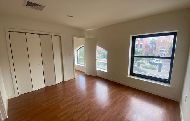 1 bed, 1 bath, 700 sqft, $1,600