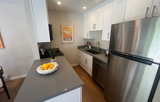 Beautiful 2 bed 2 bath Condo in Mountain View. Close to Downtown.