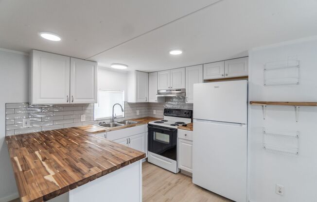 2 Bed 1 Bath Single Family Home in Spokane Valley!!