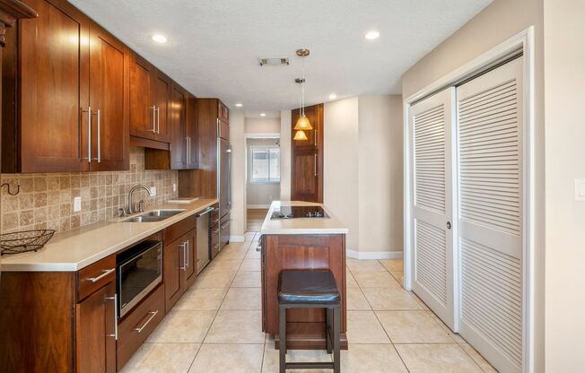 2 beds, 1 bath, $1,600, Unit UNIT D10